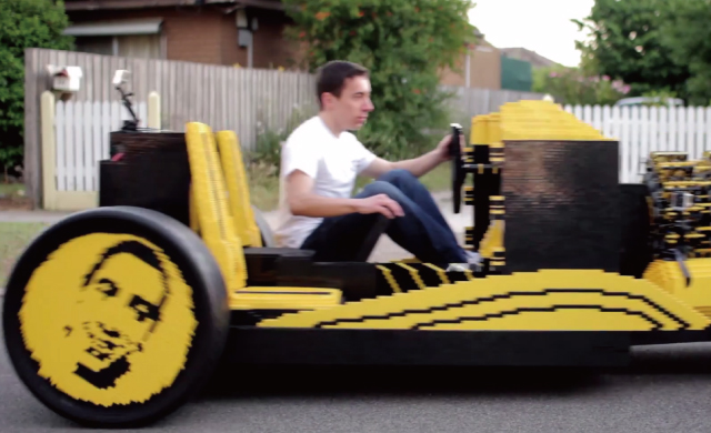 50万個以上のLEGOブロックで作られた乗車可能な車「Life Size Lego Car」