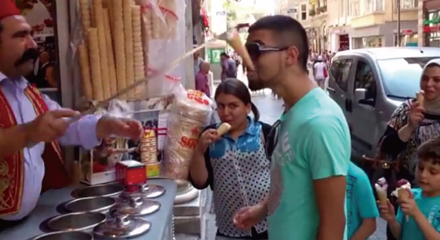【動画】トルコアイス屋の客をおちょくりまくって翻弄するパフォーマンスが凄いｗ