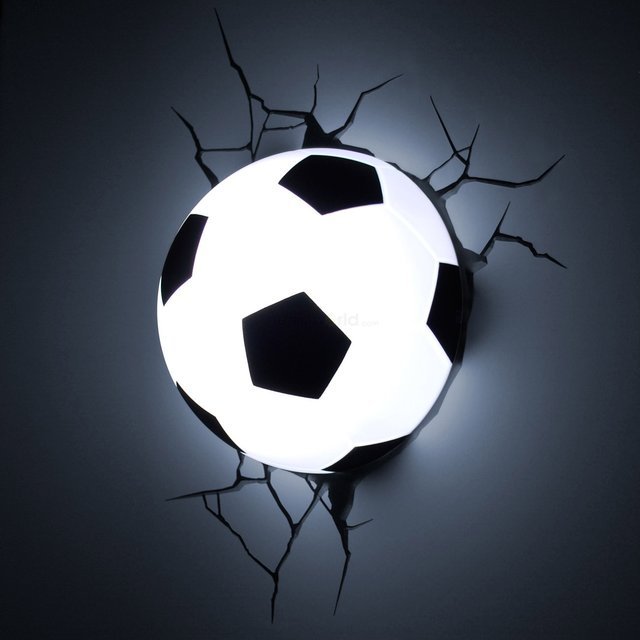サッカーボールが壁にめり込んだようなライト「Soccer Ball 3D Deco Light」