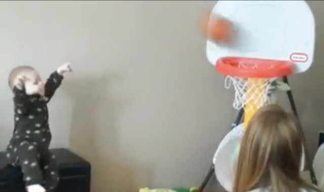【動画】将来はNBAプレイヤー間違いなし！？バスケのシュートが上手すぎる赤ちゃん