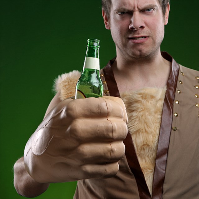 拳を巨大化して缶ビールを握り潰せ！「Hill Giant Fist of Drinking」というドリンクホルダーが面白い